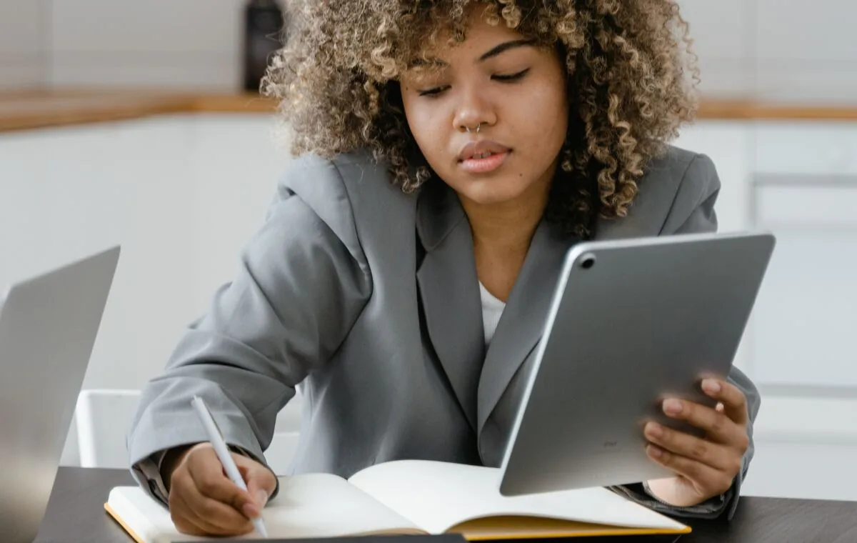Schülerinnen und Schüler arbeiten mit Tablets in einem Grundschulunterricht