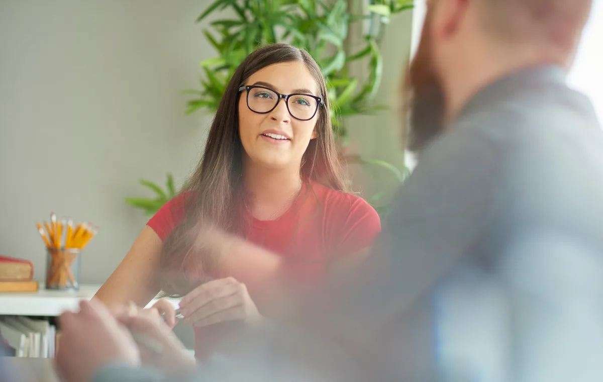 Medienzentrum-Beraterin und Schulleiterin sitzen gemeinsam am Tisch und besprechen digitale Ausstattung