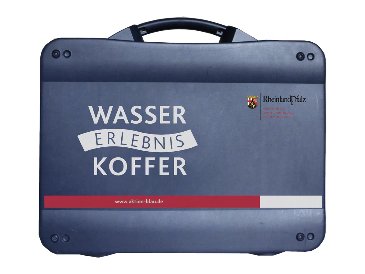 Der geschlossene blaue Wasser-Erlebnis-Koffer mit der Aufschrift Wasser Erlebnis Koffer