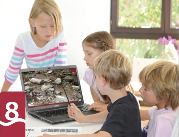 Kinder schauen gemeinsam auf einen Laptop mit Bildern von Gewässern